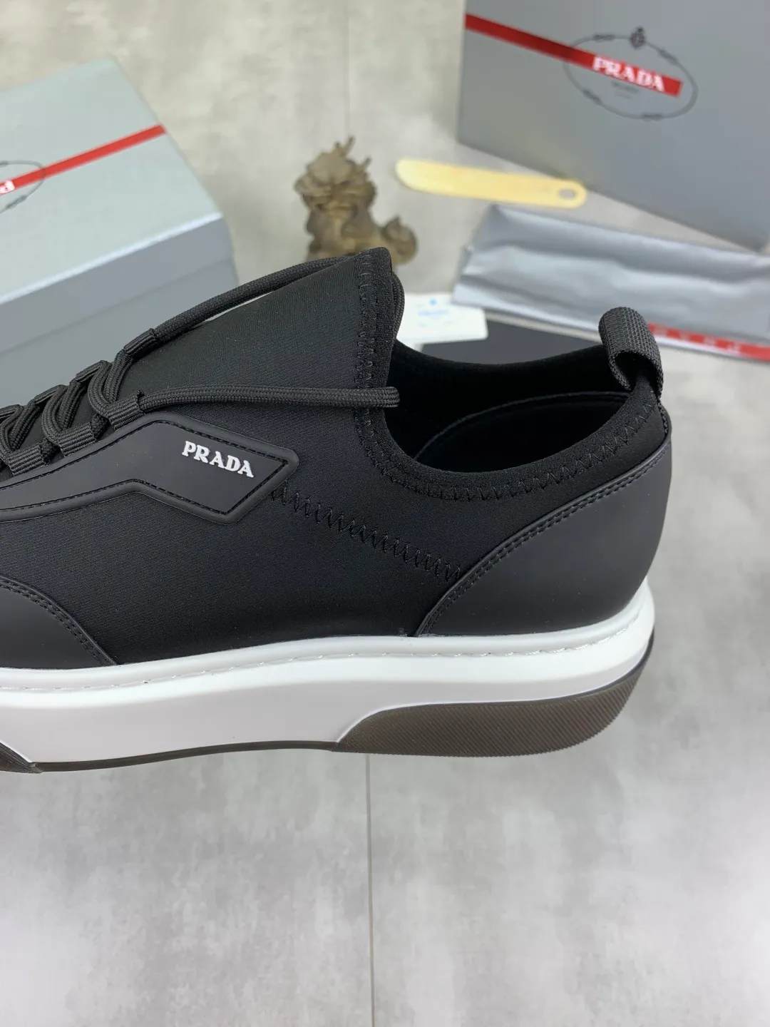 Men's shoes 💰P560💰[New style] popular models are on the official website, 🆘 Trendy brand (Prada) mainly promotes popular models, avant-garde and versatile fashion men's shoes private version mold opening, cowhide surface splicing 1:1.. Fashionable and simple, original imported cowhide lining cowhide feet; the atmosphere and personality are more fashionable, eye-catching and pursuing class. It will subvert the old idea and be a must-have for fashionistas with you! Must keep it for yourself! Tall and comfortable, large and low, high-end quality workmanship. Size: 38-44 3️⃣colors available.
